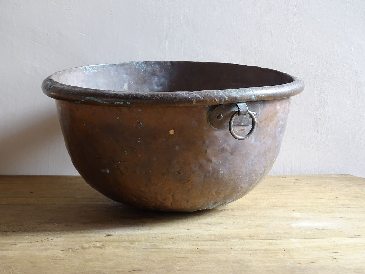 French antique copper bowl for confectioners, 18th Century. A copper confectioner's Bowl or meringue bowl for an antique farmhouse kitchen. The copper mixing bowl or cul de poule has a rich patina, rolled edge, curved base and a small loop handle.