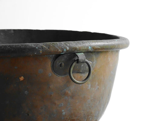 French antique copper bowl for confectioners, 18th Century. A copper confectioner's Bowl or meringue bowl for an antique farmhouse kitchen. The copper mixing bowl or cul de poule has a rich patina, rolled edge, curved base and a small loop handle.