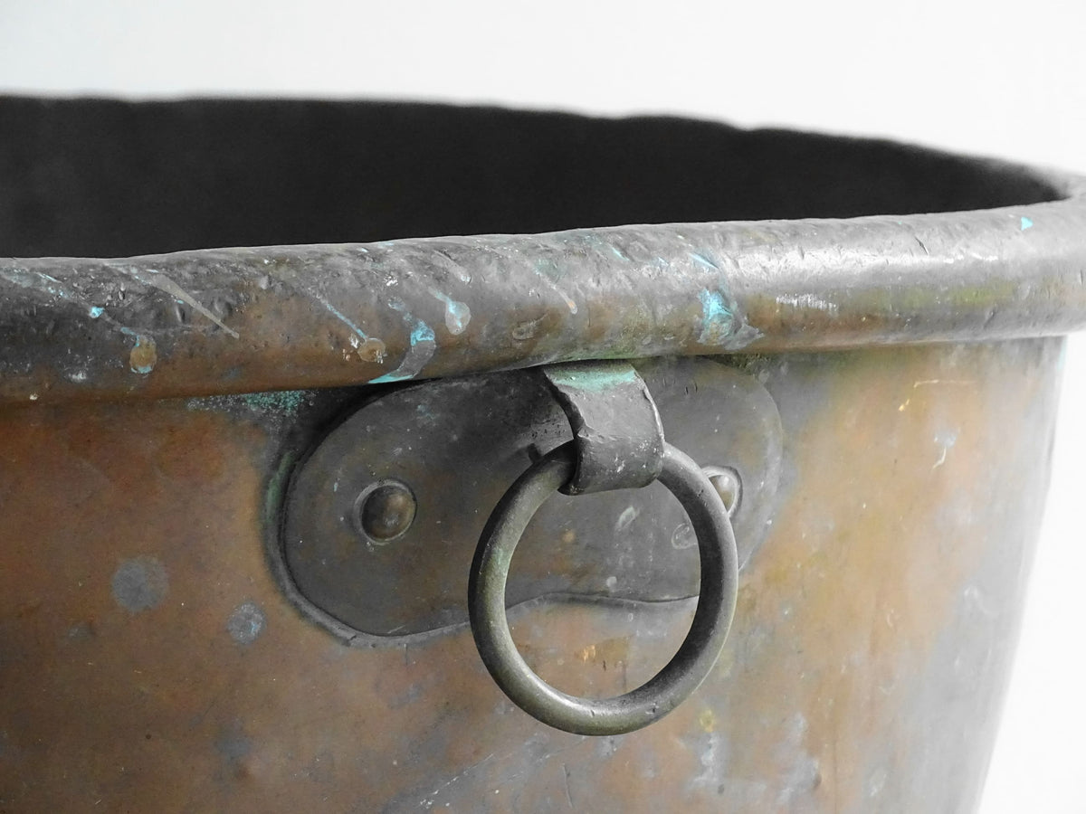 French antique copper bowl for confectioners, 18th Century. A copper confectioner's Bowl or meringue bowl for an antique farmhouse kitchen. The copper mixing bowl or cul de poule has a rich patina, rolled edge, curved base and a small loop handle.