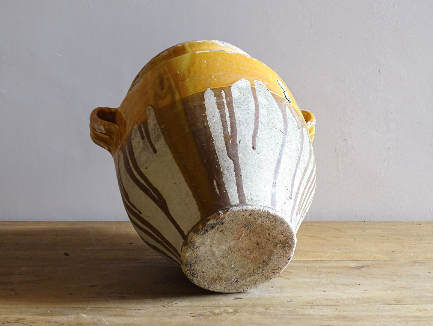 Large French antique confit pot with an ochre yellow glaze. These beautiful pots were originally used to preserve meats in the South of France. This confit jar would look beautiful placed on console table or kitchen counter, fill it with dried flowers or display with a collection of French pottery.