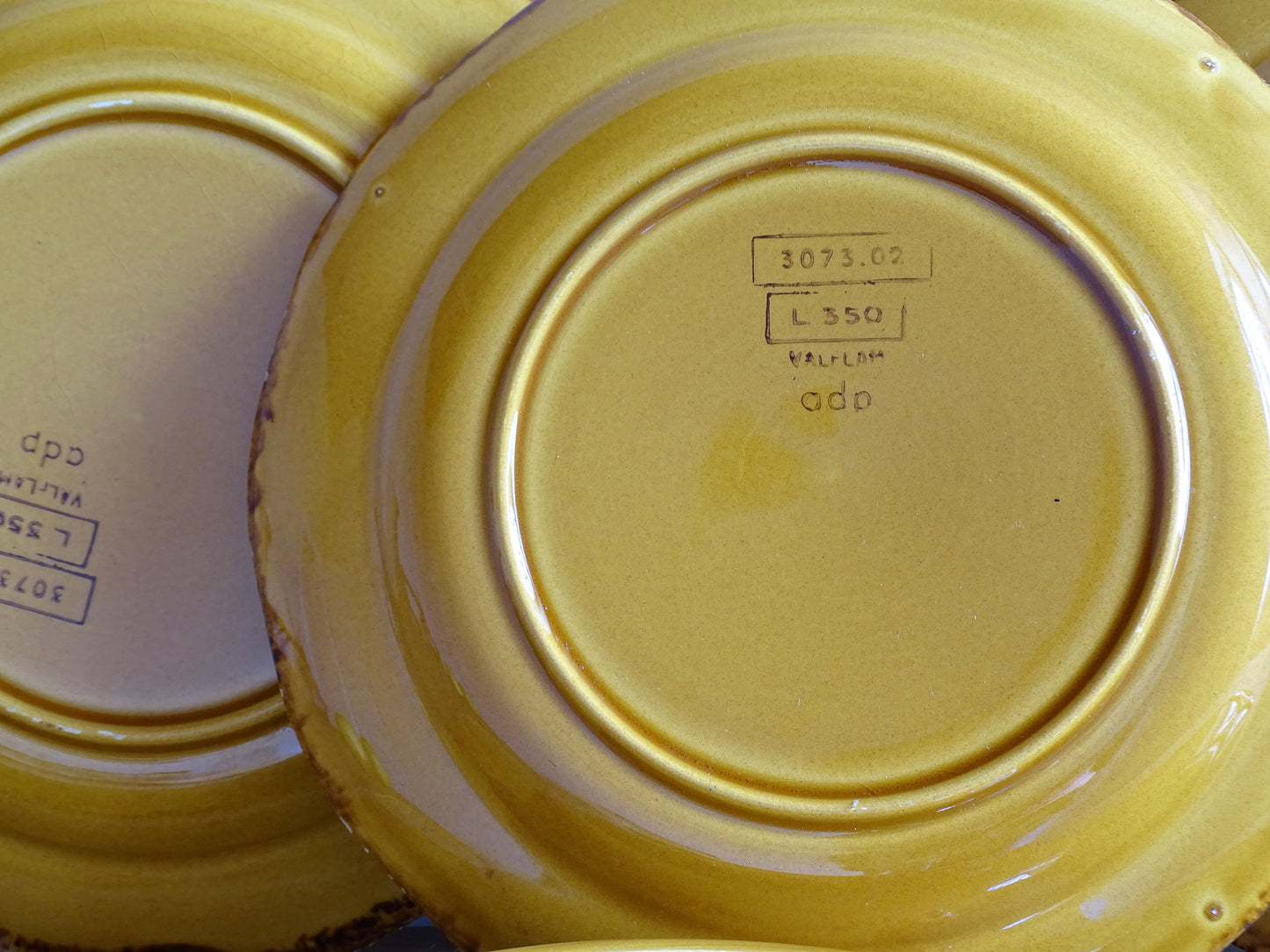 Beautiful set of six French vintage ceramic plates by ADP (Atelier de la Provence) glazed in a rich yellow ochre with scalloped rims. The beautiful colour brings warmth to a table setting.