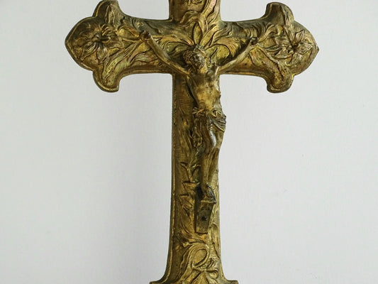 French antique altar cross in gilt metal, the altar crucifix is embossed with a floral design and the base is decorated with a scroll design. It is made from moulded metal and hollow inside. 