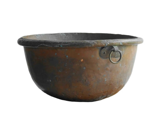 French antique copper bowl for confectioners, 18th Century. A copper confectioner's Bowl or meringue bowl for an antique farmhouse kitchen. The copper mixing bowl or cul de poule has a rich patina, rolled edge, curved base and a small loop handle.