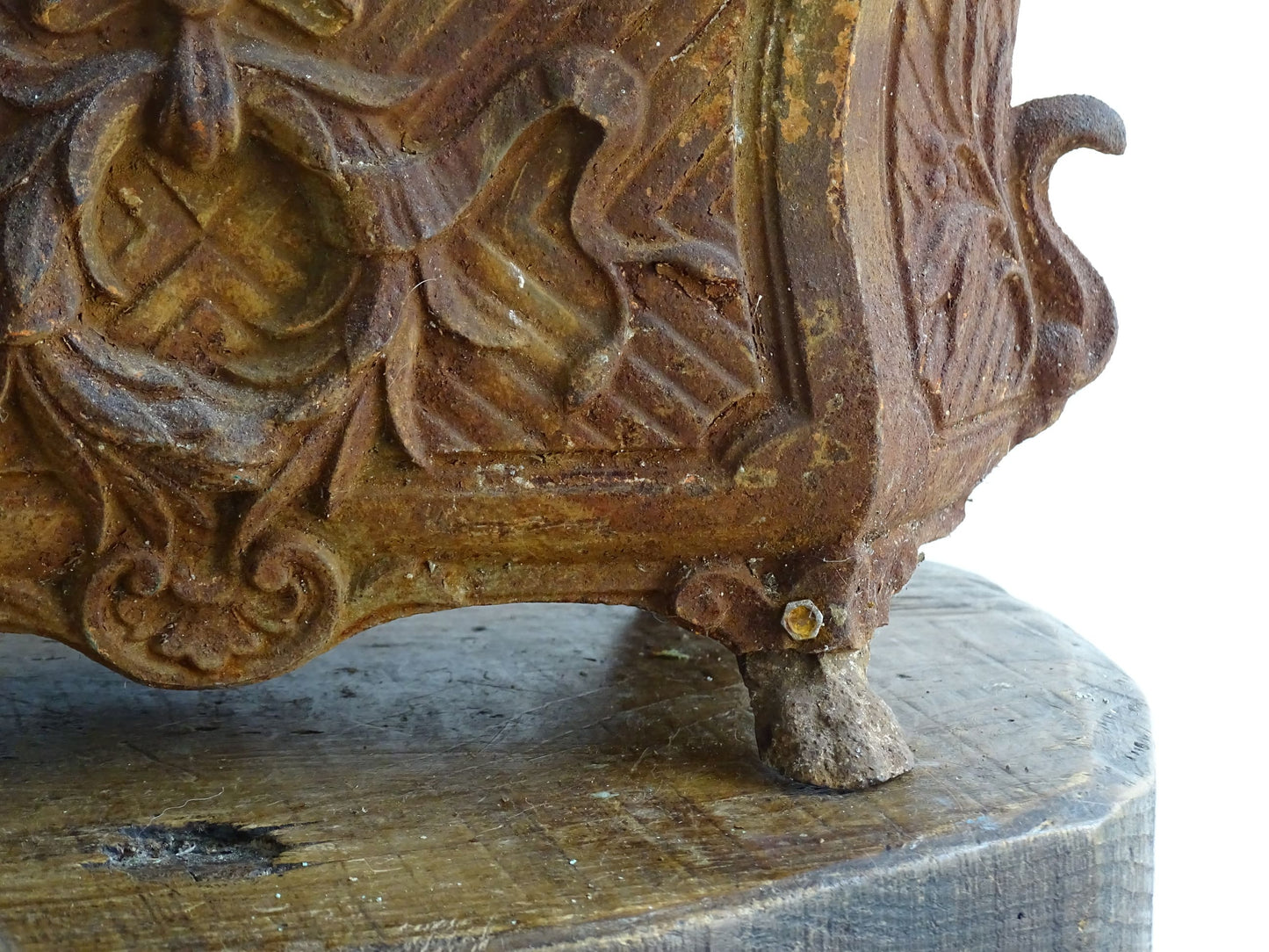 Antique French cast iron jardiniere or antique planter, 19th century, with a gorgeous patina. It is on four feet and has a wreath and ribbon motif decorating it. French outdoor decor.