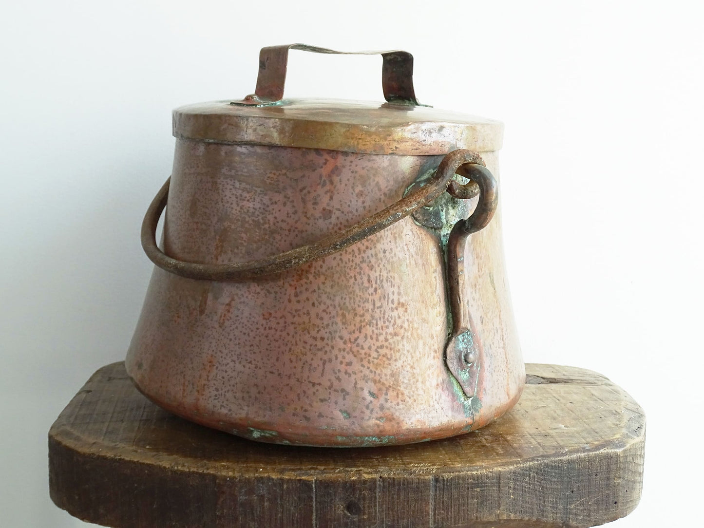 French antique copper cauldron with lid and patina. Old copper cauldron with wrought iron handle for rustic farmhouse decor.