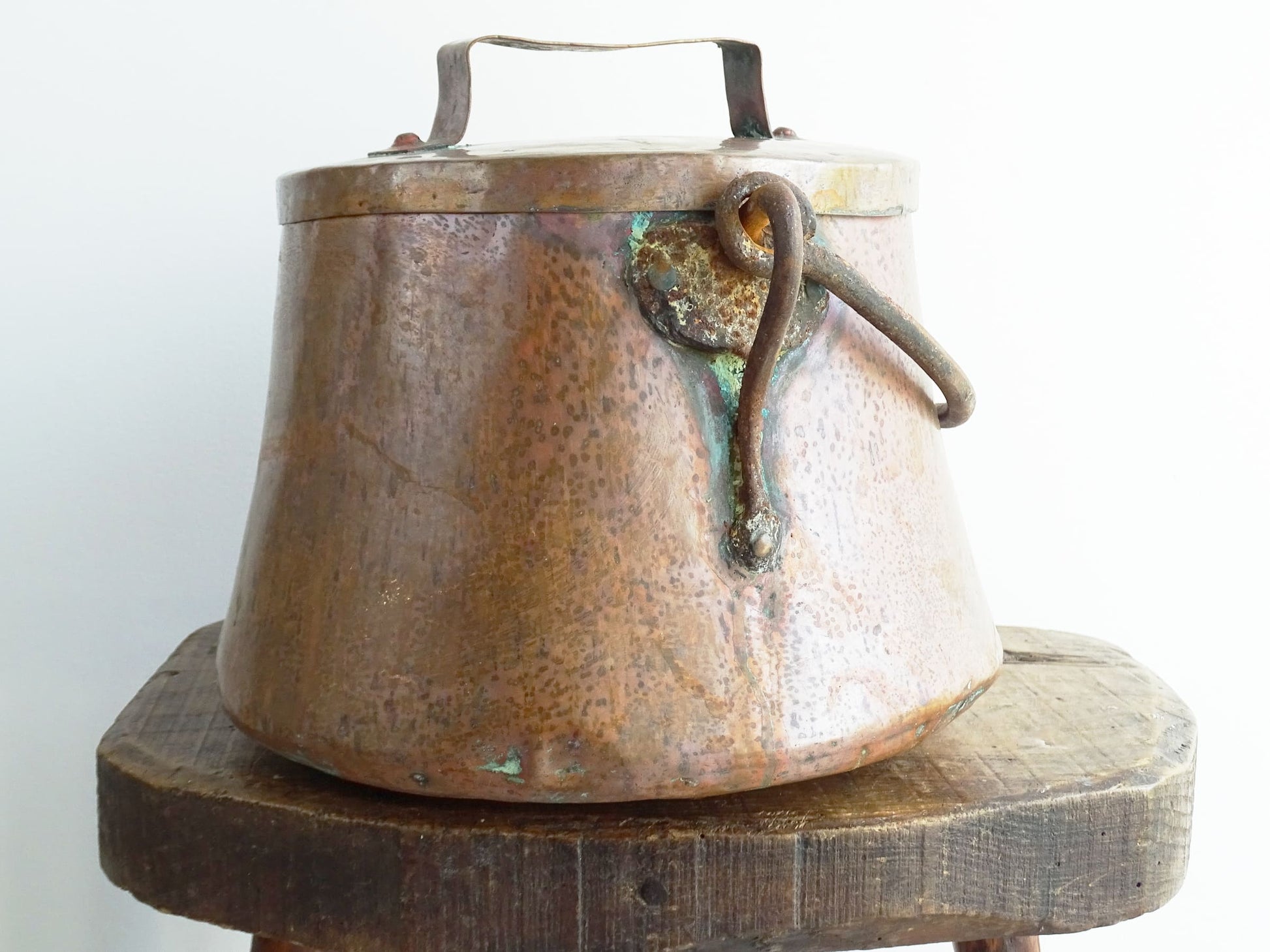 French antique copper cauldron with lid and patina. Old copper cauldron with wrought iron handle for rustic farmhouse decor.