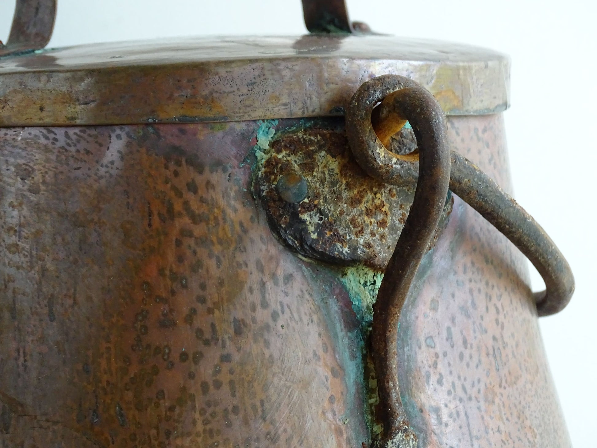 French antique copper cauldron with lid and patina. Old copper cauldron with wrought iron handle for rustic farmhouse decor.