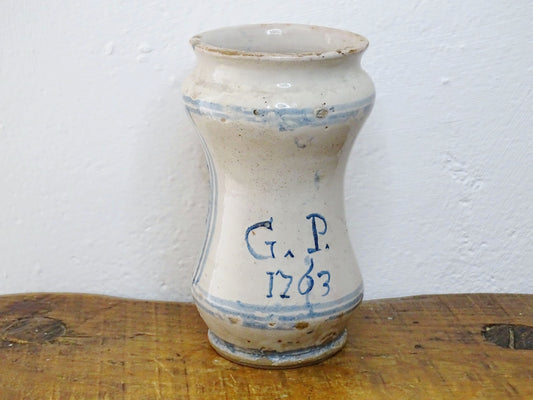 Italian albarello medicine jar from the 18th century, a tin-glazed, blue and white earthenware jar hand-painted with flowers, foliage and a naive house, dated 1763