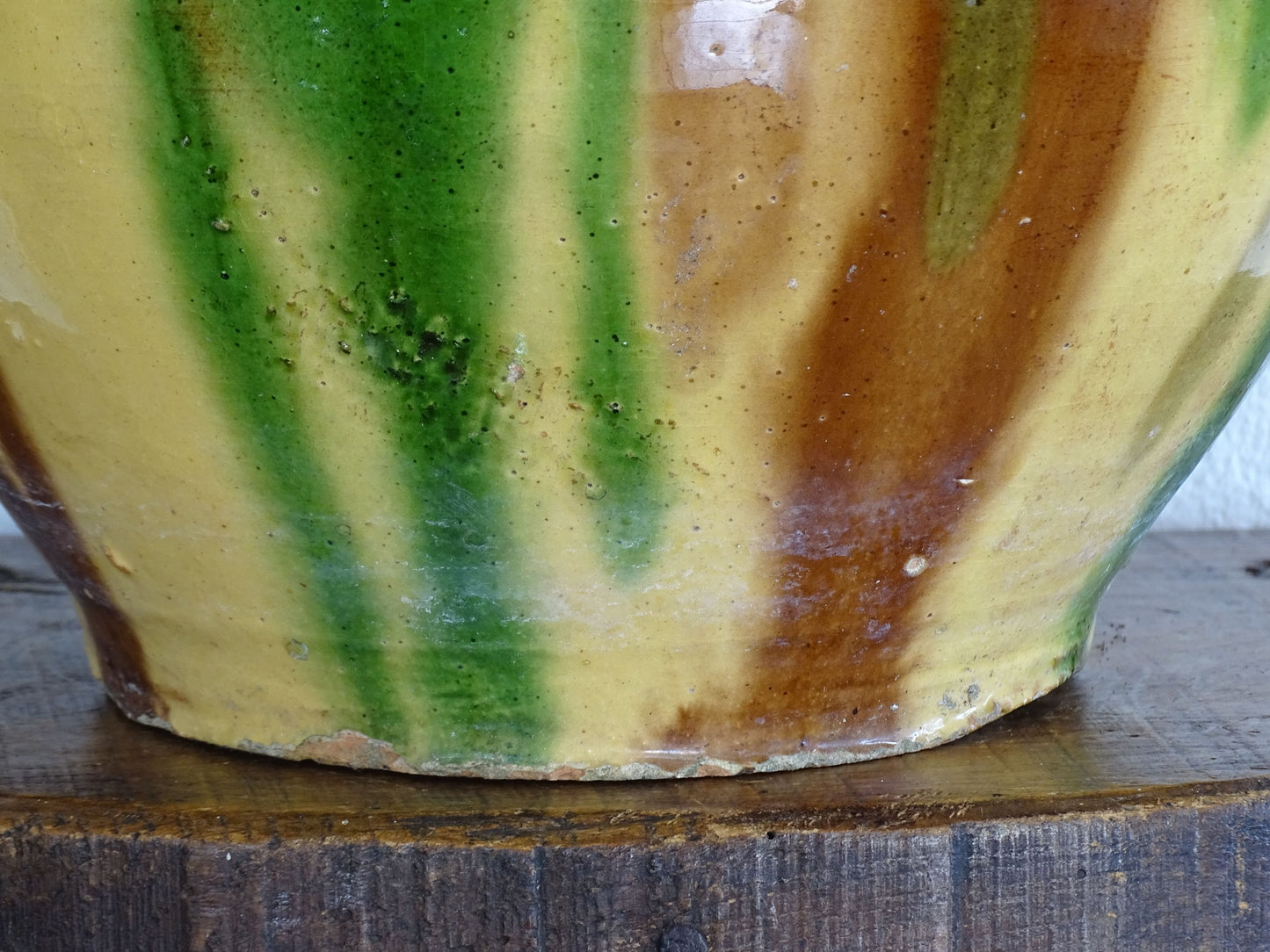 French antique ceramic planter from Castelnaudary, this antique cache pot is in glazed terracotta with green, yellow and brown. 