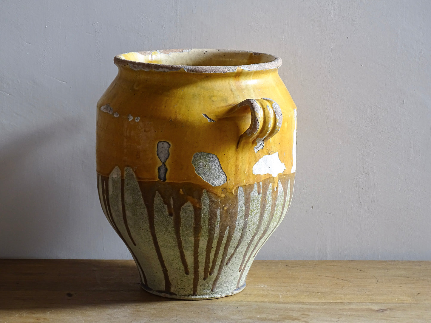 Large French antique confit pot with an ochre yellow glaze. These beautiful pots were originally used to preserve meats in the South of France. This confit jar would look beautiful placed on console table or kitchen counter, fill it with dried flowers or display with a collection of French pottery.