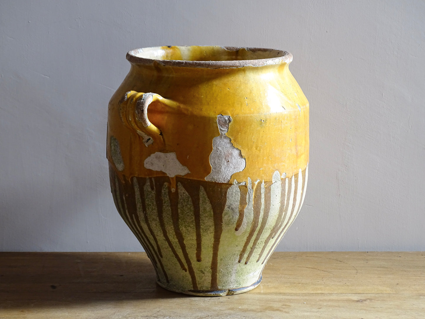 Large French antique confit pot with an ochre yellow glaze. These beautiful pots were originally used to preserve meats in the South of France. This confit jar would look beautiful placed on console table or kitchen counter, fill it with dried flowers or display with a collection of French pottery.