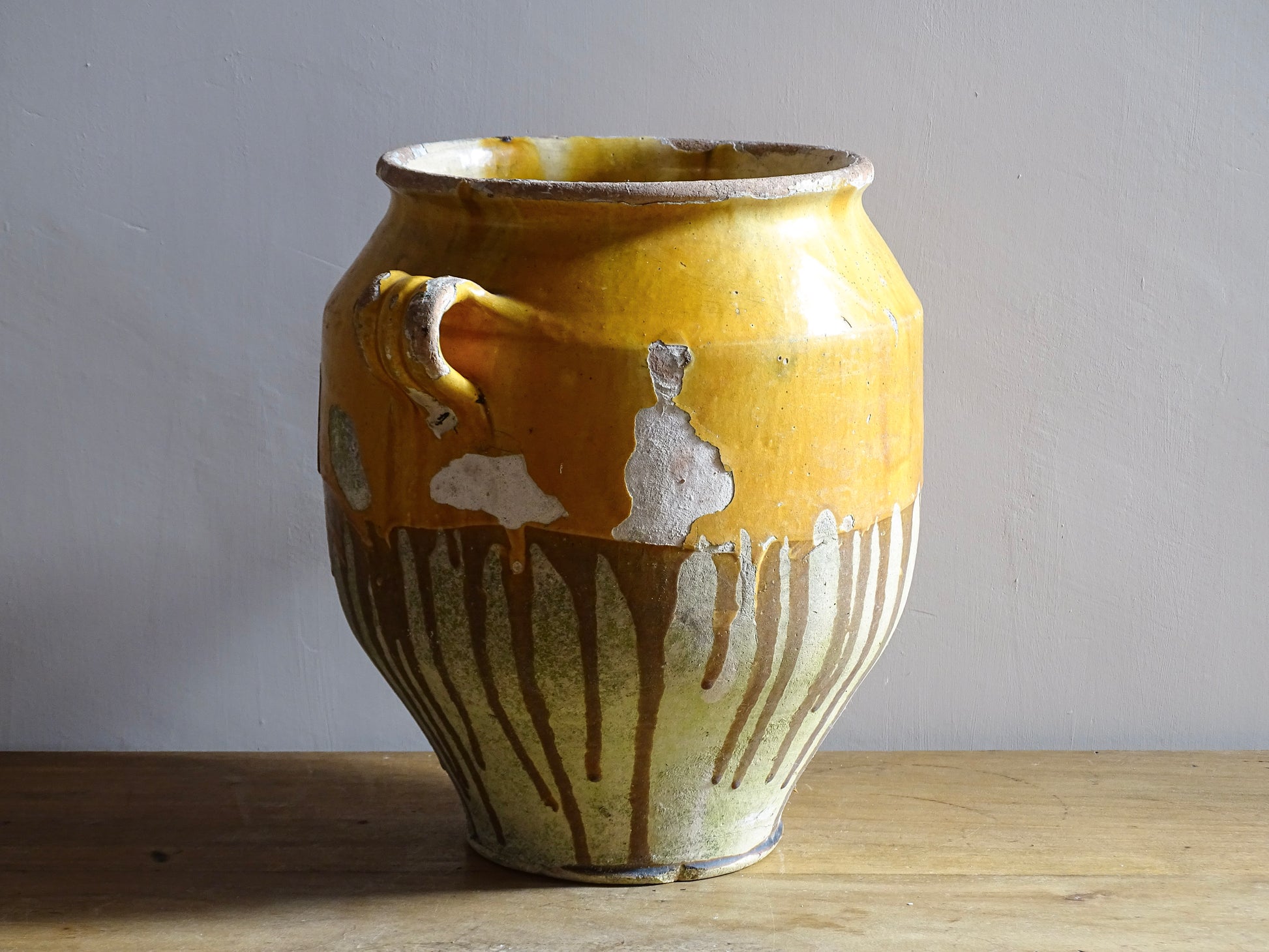 Large French antique confit pot with an ochre yellow glaze. These beautiful pots were originally used to preserve meats in the South of France. This confit jar would look beautiful placed on console table or kitchen counter, fill it with dried flowers or display with a collection of French pottery.