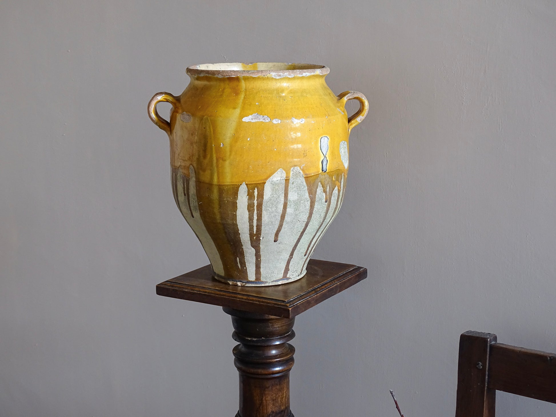 Large French antique confit pot with an ochre yellow glaze. These beautiful pots were originally used to preserve meats in the South of France. This confit jar would look beautiful placed on console table or kitchen counter, fill it with dried flowers or display with a collection of French pottery.