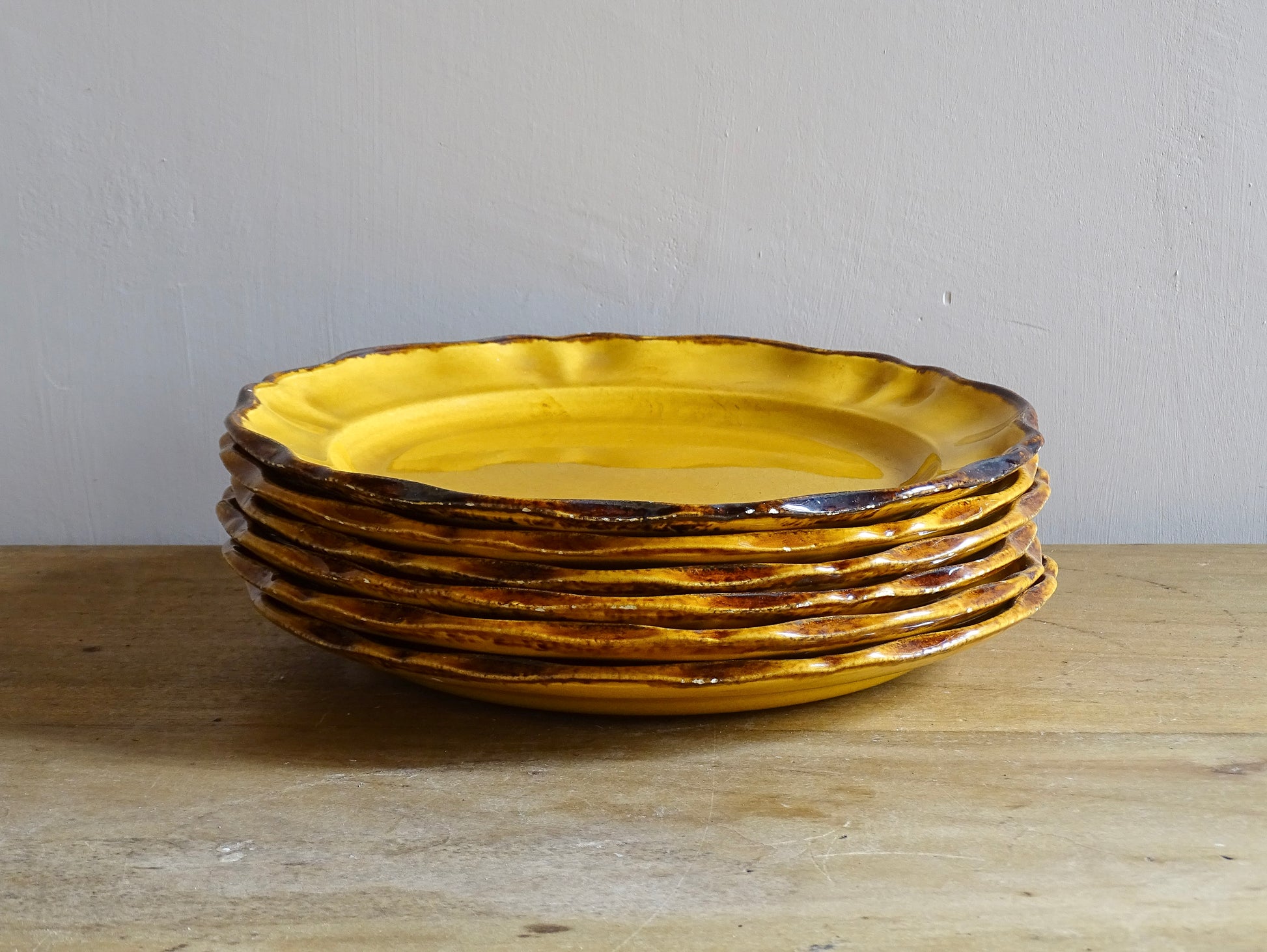 Beautiful set of six French vintage ceramic plates by ADP (Atelier de la Provence) glazed in a rich yellow ochre with scalloped rims. The beautiful colour brings warmth to a table setting. 