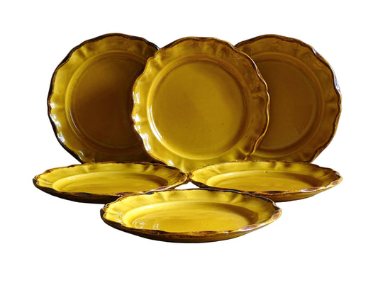 Beautiful set of six French vintage ceramic plates by ADP (Atelier de la Provence) glazed in a rich yellow ochre with scalloped rims. The beautiful colour brings warmth to a table setting. 