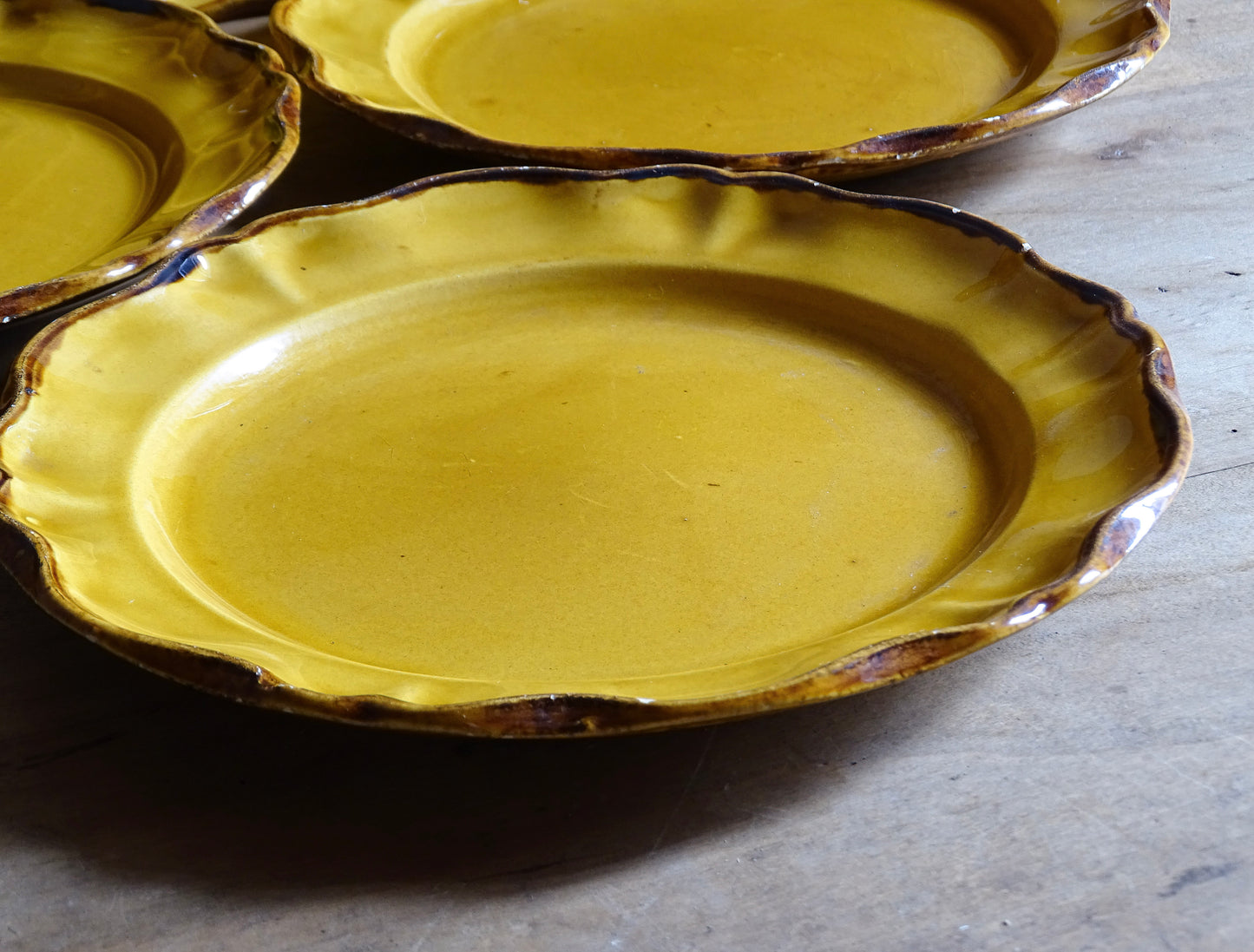 Beautiful set of six French vintage ceramic plates by ADP (Atelier de la Provence) glazed in a rich yellow ochre with scalloped rims. The beautiful colour brings warmth to a table setting. 
