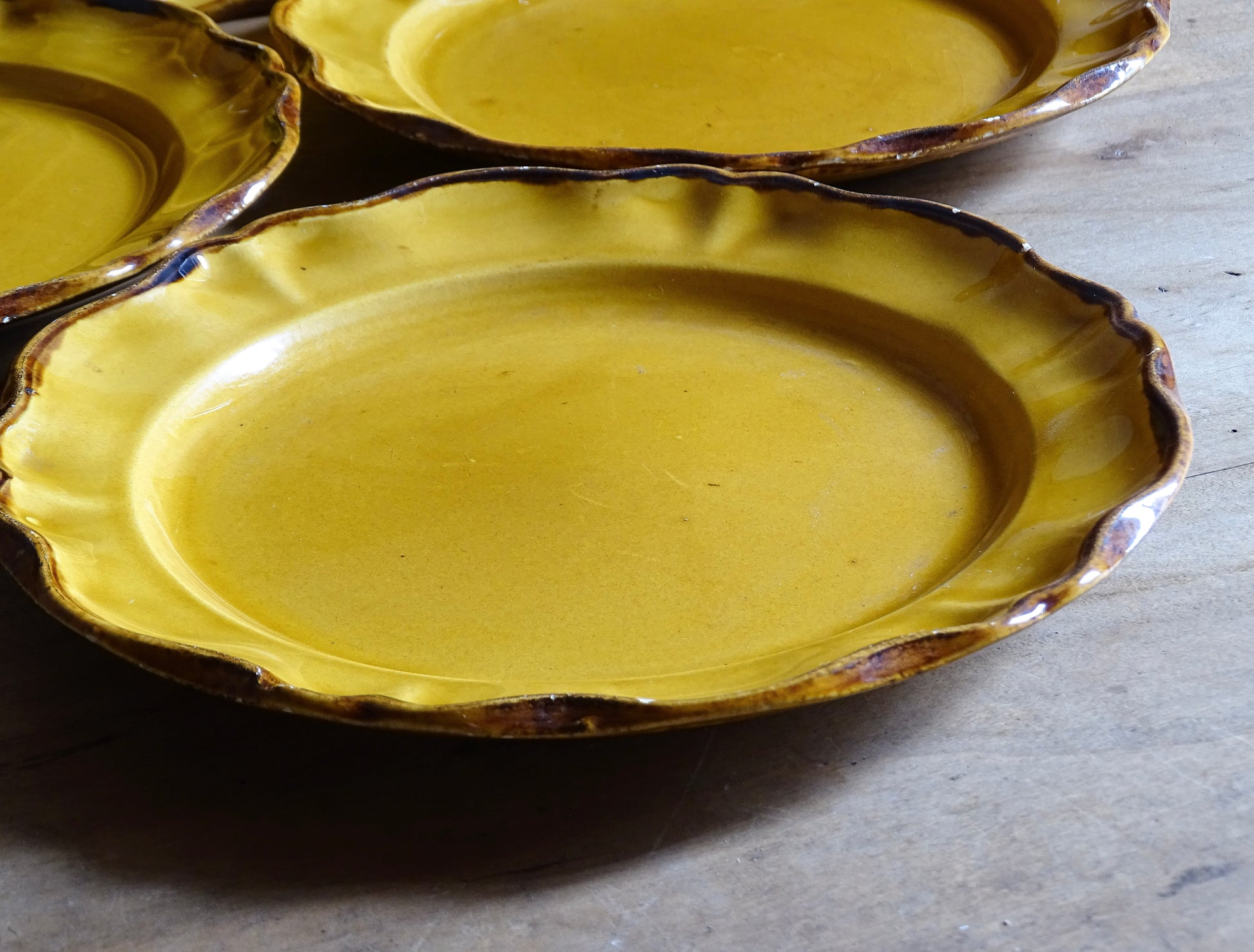 Beautiful set of six French vintage ceramic plates by ADP (Atelier de la Provence) glazed in a rich yellow ochre with scalloped rims. The beautiful colour brings warmth to a table setting. 