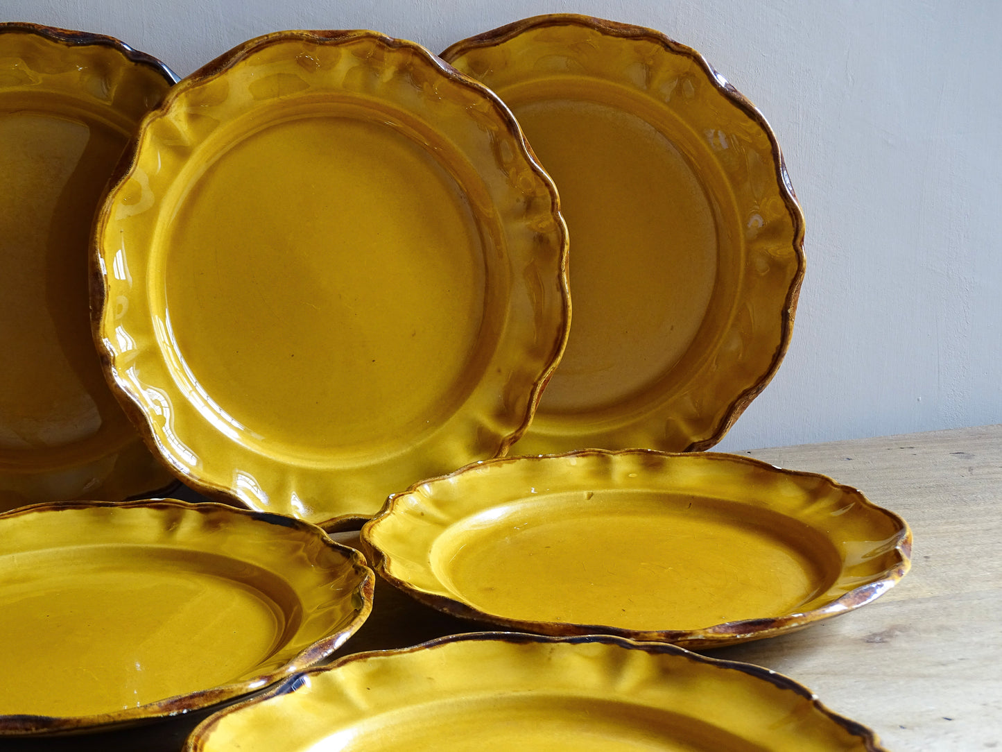 Beautiful set of six French vintage ceramic plates by ADP (Atelier de la Provence) glazed in a rich yellow ochre with scalloped rims. The beautiful colour brings warmth to a table setting. 