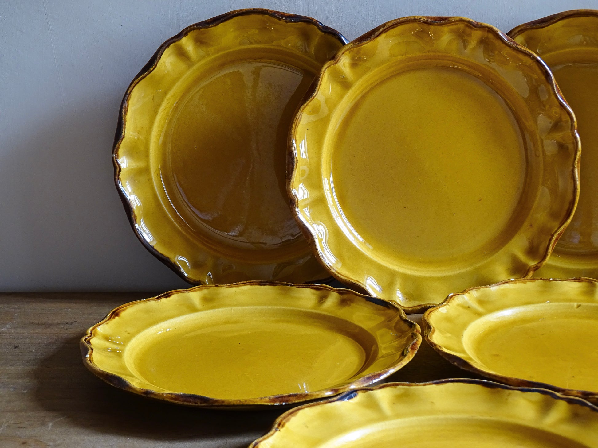 Beautiful set of six French vintage ceramic plates by ADP (Atelier de la Provence) glazed in a rich yellow ochre with scalloped rims. The beautiful colour brings warmth to a table setting. 