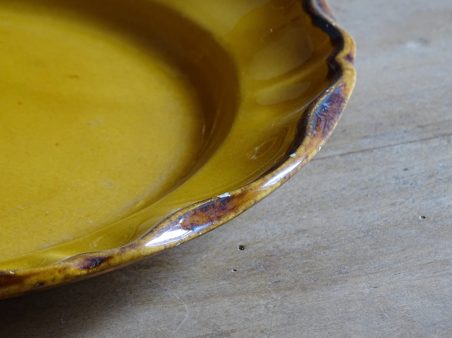 Beautiful set of six French vintage ceramic plates by ADP (Atelier de la Provence) glazed in a rich yellow ochre with scalloped rims. The beautiful colour brings warmth to a table setting. 