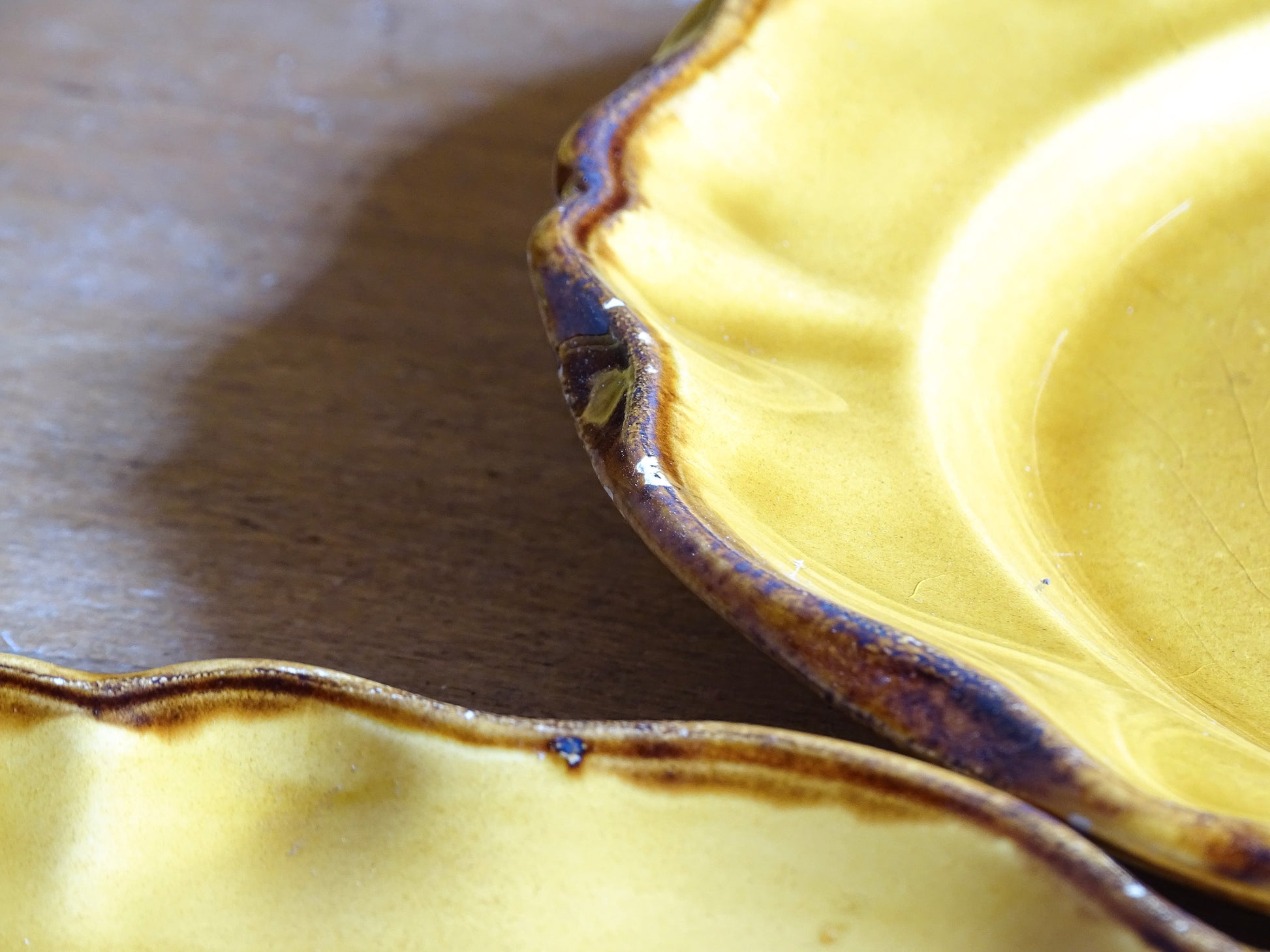 Beautiful set of six French vintage ceramic plates by ADP (Atelier de la Provence) glazed in a rich yellow ochre with scalloped rims. The beautiful colour brings warmth to a table setting. 