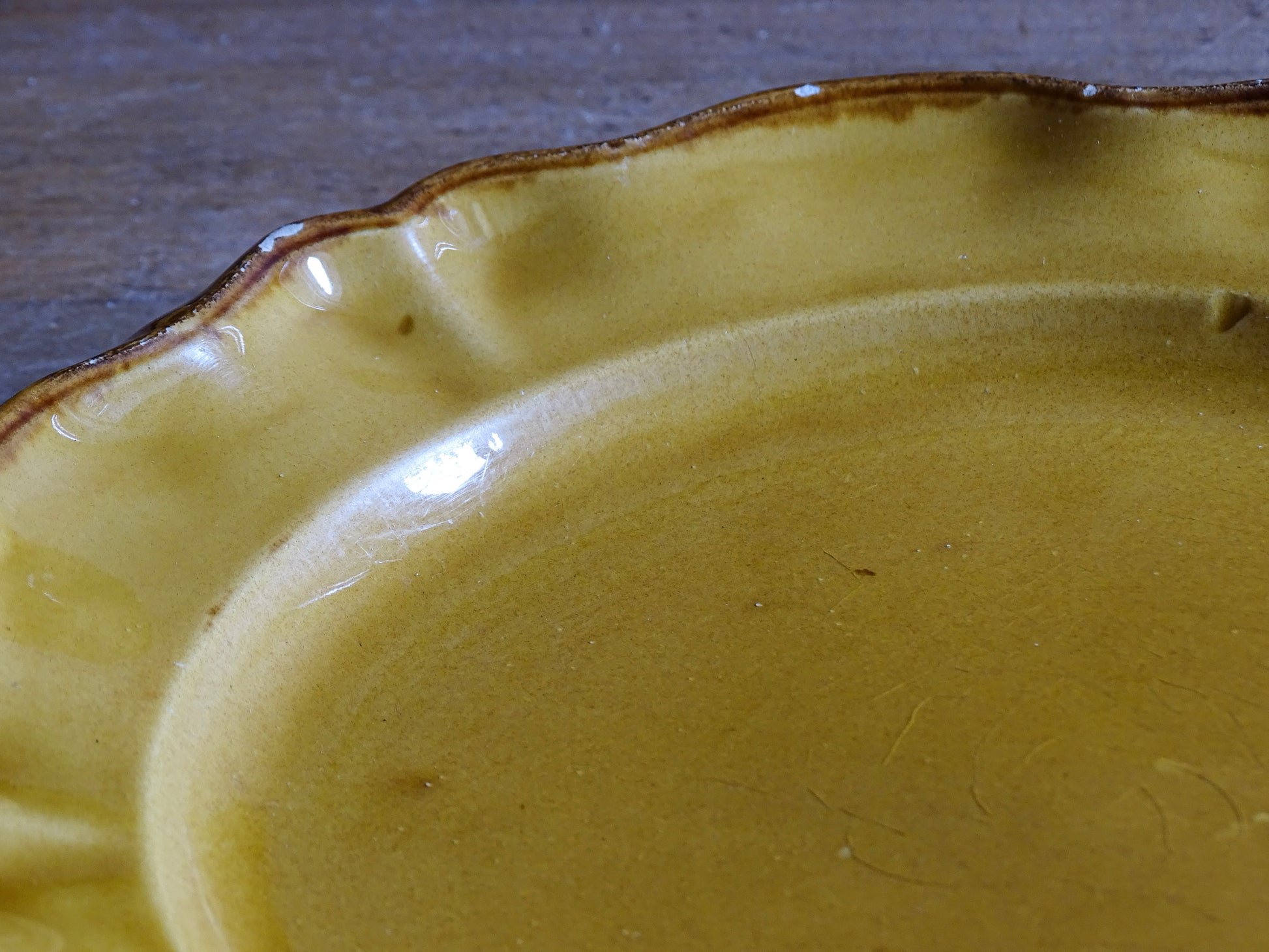 Beautiful set of six French vintage ceramic plates by ADP (Atelier de la Provence) glazed in a rich yellow ochre with scalloped rims. The beautiful colour brings warmth to a table setting. 