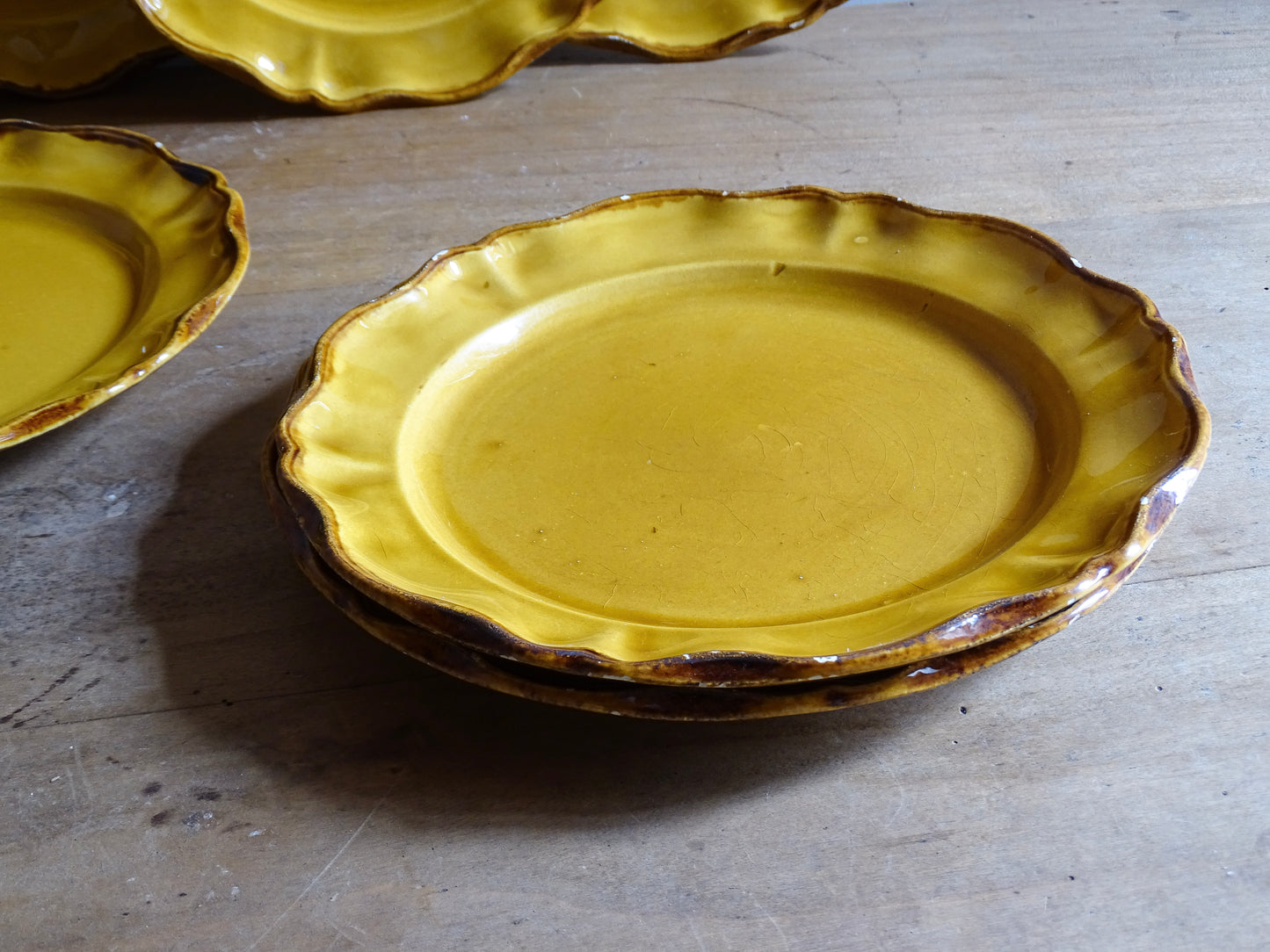 Beautiful set of six French vintage ceramic plates by ADP (Atelier de la Provence) glazed in a rich yellow ochre with scalloped rims. The beautiful colour brings warmth to a table setting. 