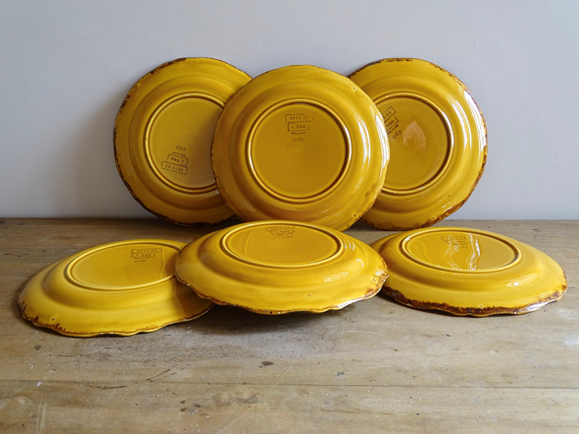 Beautiful set of six French vintage ceramic plates by ADP (Atelier de la Provence) glazed in a rich yellow ochre with scalloped rims. The beautiful colour brings warmth to a table setting. 