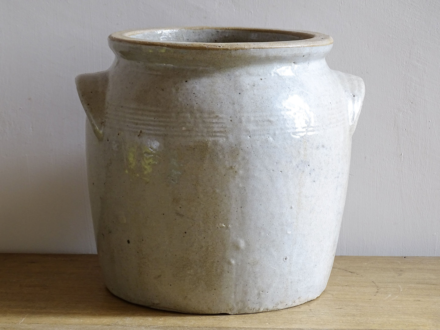 Stoneware pot or confit jar with a pale glaze for a French farmhouse decor.