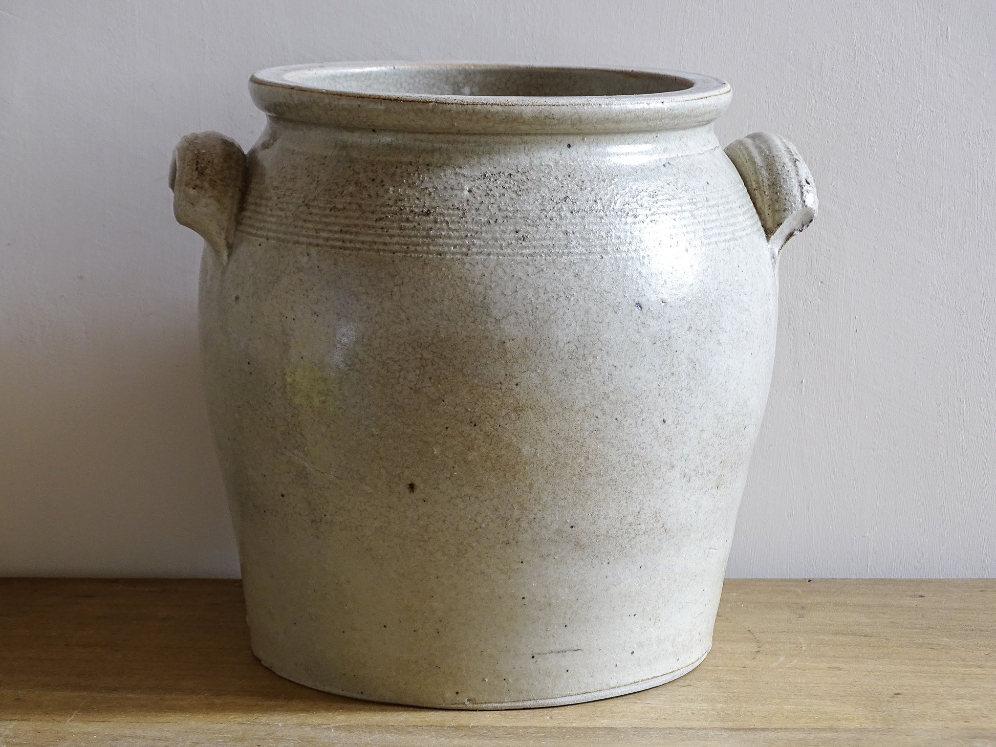 Beige confit pot with two handles and textured surface for a rustic decor