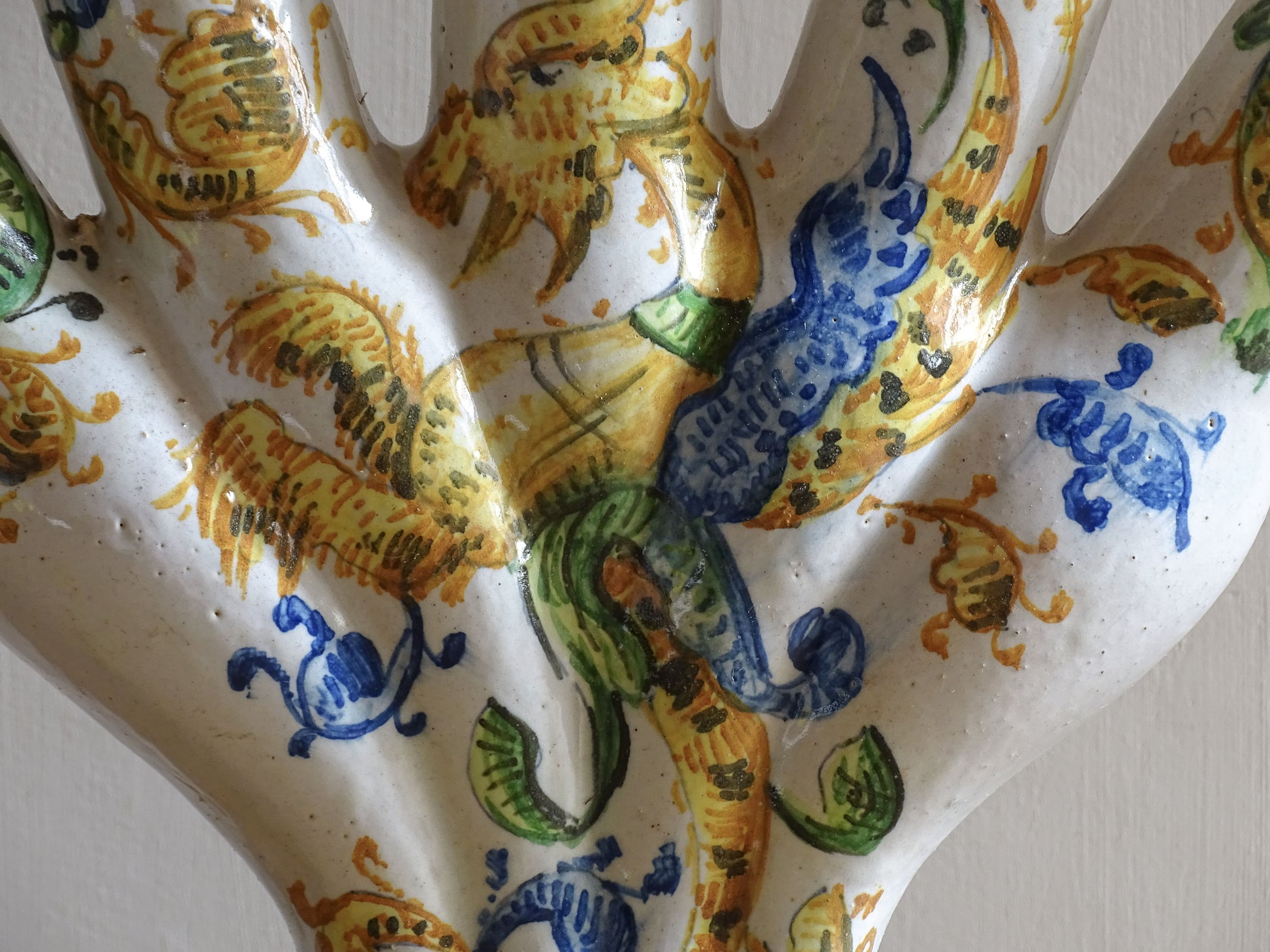 Italian Renaissance revival tulip vase in tin-glazed earthenware.