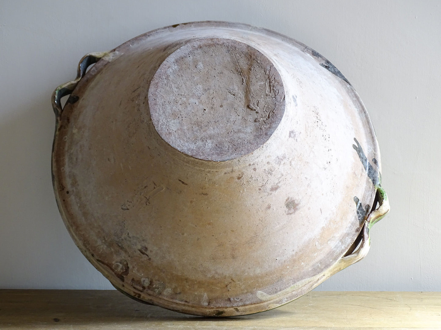 A large and beautifully proportioned antique French tian bowl, finished with a rich green glaze to the interior. Traditionally used in the south of France for preparing and cooking food, this tian bowl has a wide, gently flared form with a pouring lip and applied side handles.