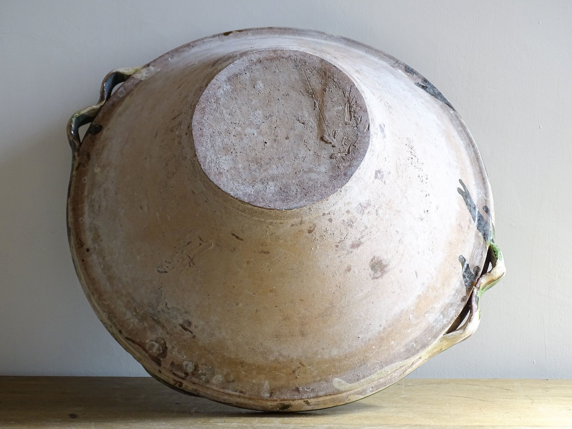 A large and beautifully proportioned antique French tian bowl, finished with a rich green glaze to the interior. Traditionally used in the south of France for preparing and cooking food, this tian bowl has a wide, gently flared form with a pouring lip and applied side handles.