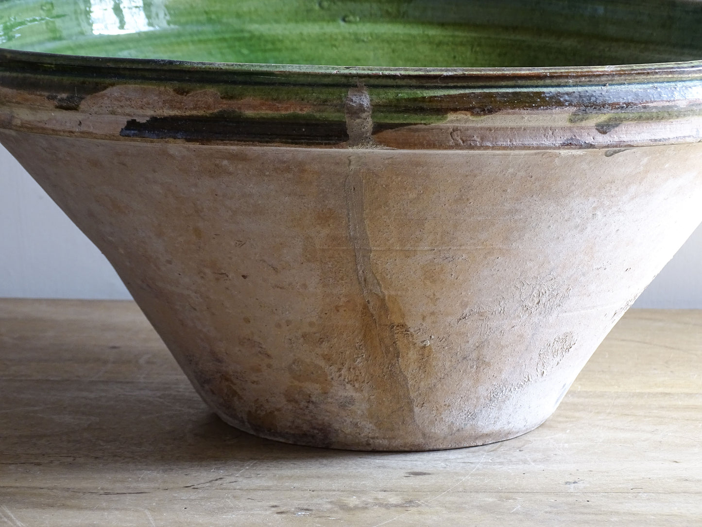 A large and beautifully proportioned antique French tian bowl, finished with a rich green glaze to the interior. Traditionally used in the south of France for preparing and cooking food, this tian bowl has a wide, gently flared form with a pouring lip and applied side handles.