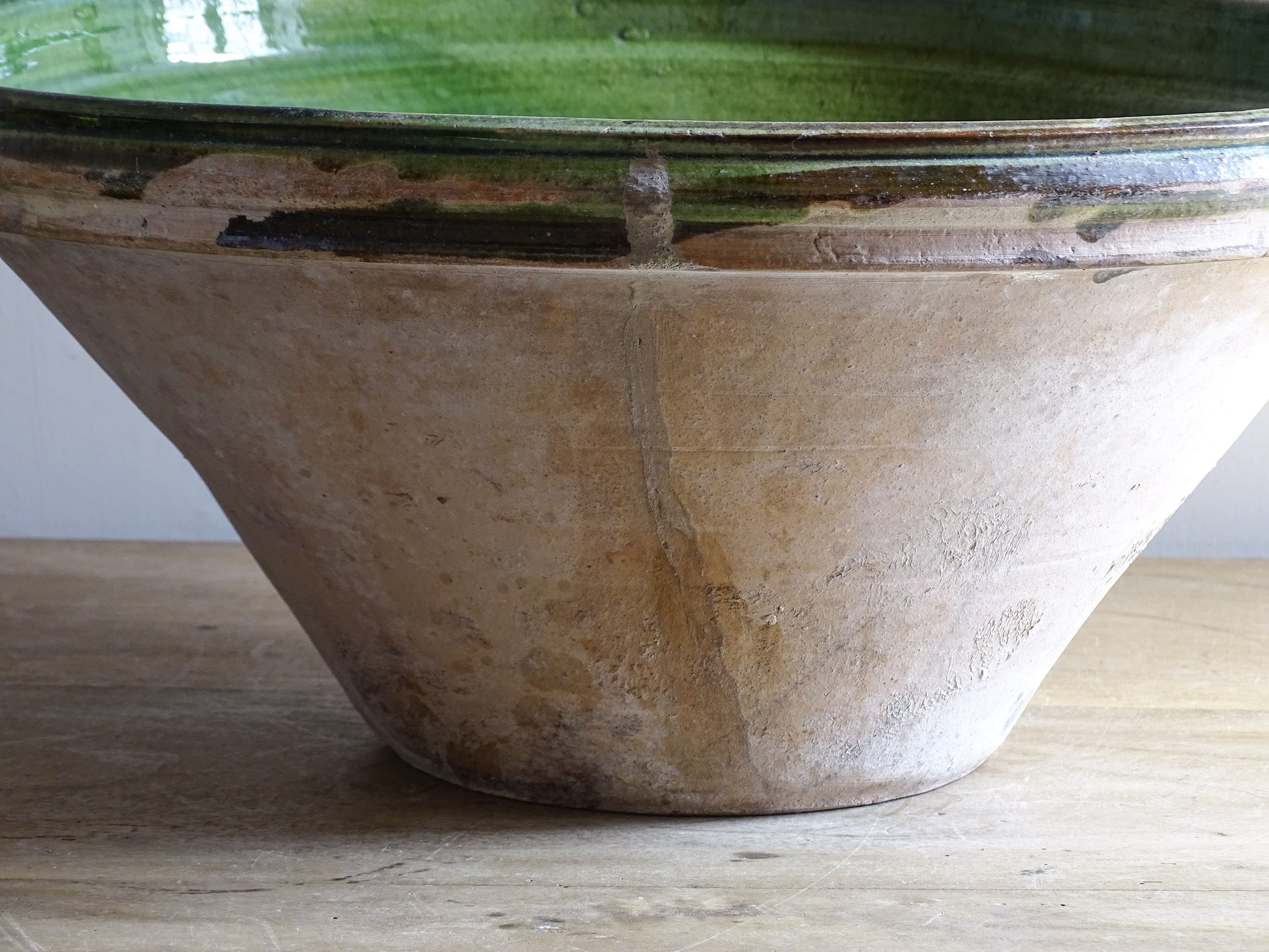 A large and beautifully proportioned antique French tian bowl, finished with a rich green glaze to the interior. Traditionally used in the south of France for preparing and cooking food, this tian bowl has a wide, gently flared form with a pouring lip and applied side handles.