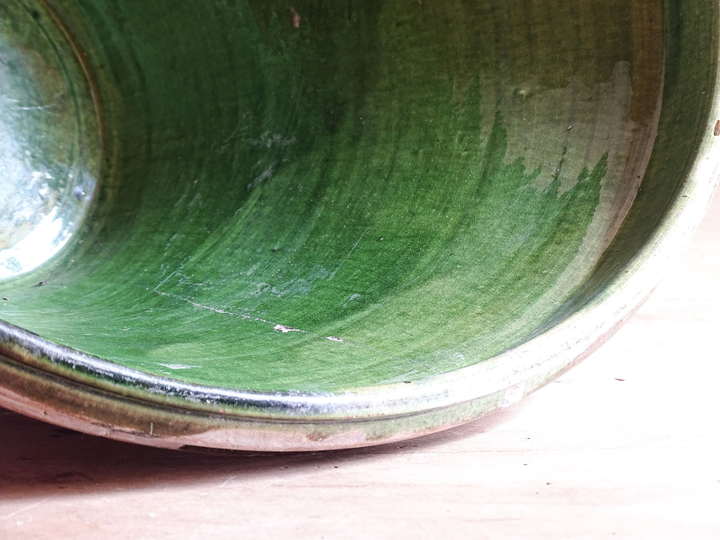 A large and beautifully proportioned antique French tian bowl, finished with a rich green glaze to the interior. Traditionally used in the south of France for preparing and cooking food, this tian bowl has a wide, gently flared form with a pouring lip and applied side handles.