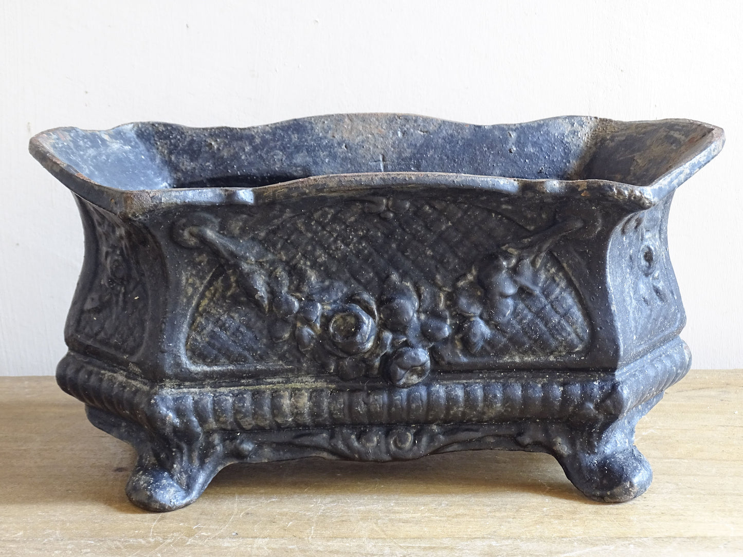 Late 19th century French cast iron jardinière with relief decoration