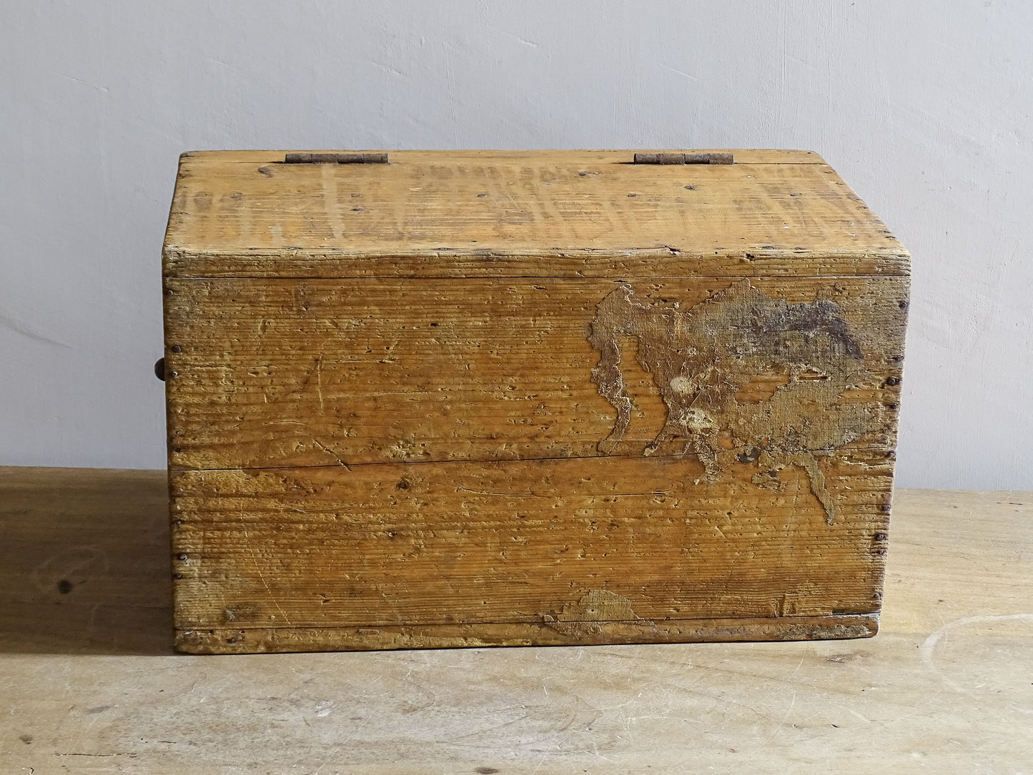Rustic wooden workshop box with compartment and original hinges