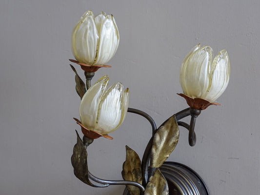 Vintage Italian Murano glass tulip wall sconce with gilt metal leaves