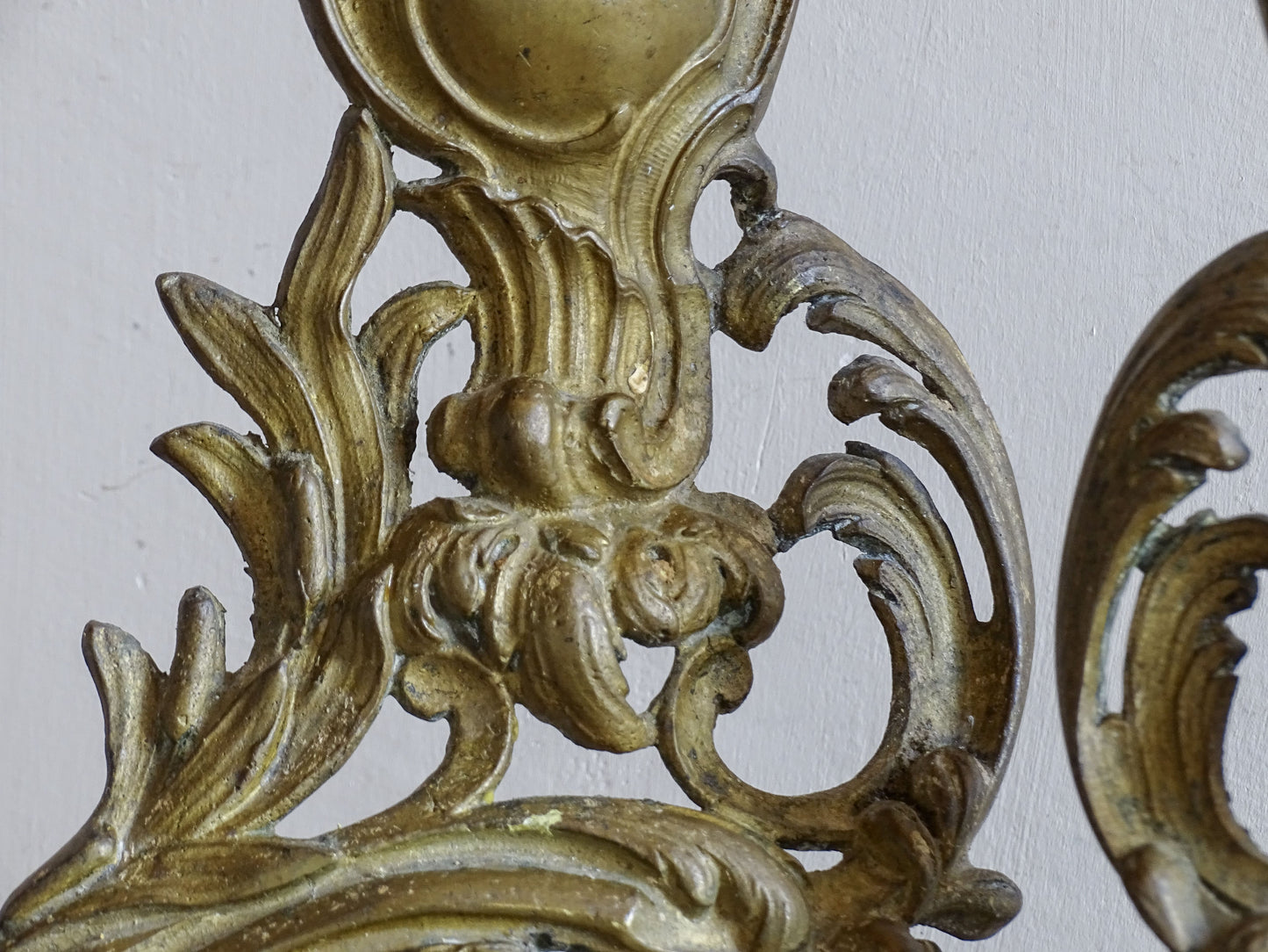 Decorative gilt brass chenets with scrolling acanthus leaf details