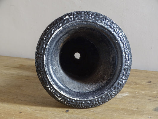 Antique French cast iron Médici urn planter with black painted finish, flared rim, gadrooned detail and square pedestal base.