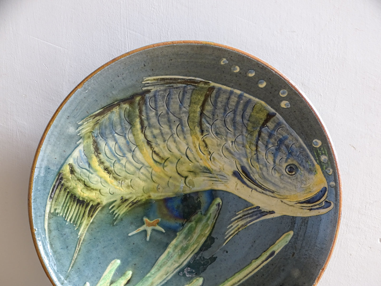 Mid-century Spanish glazed terracotta fish plate from La Bisbal, Catalonia